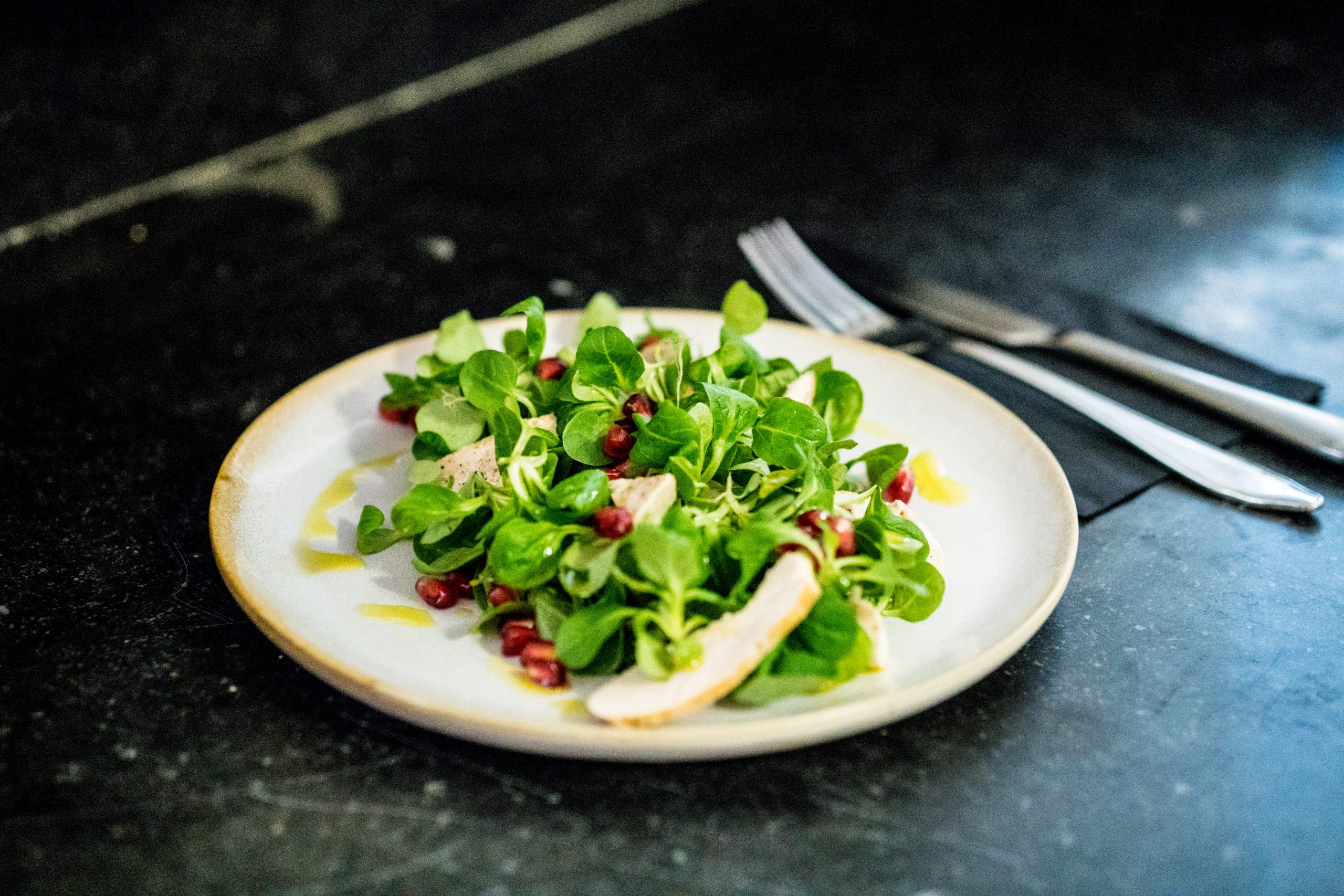 Vogerlsalat mit Granatapfel und Putenbruststreifen | No Waste Good Taste